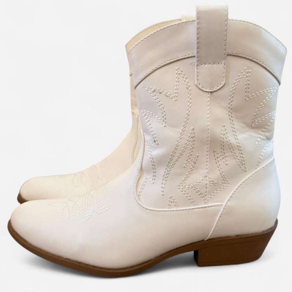NWOB PEPPEP white/cream Cowboy Boots women 9